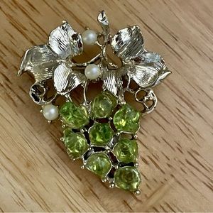 Vintage grape pin green stones and pearls